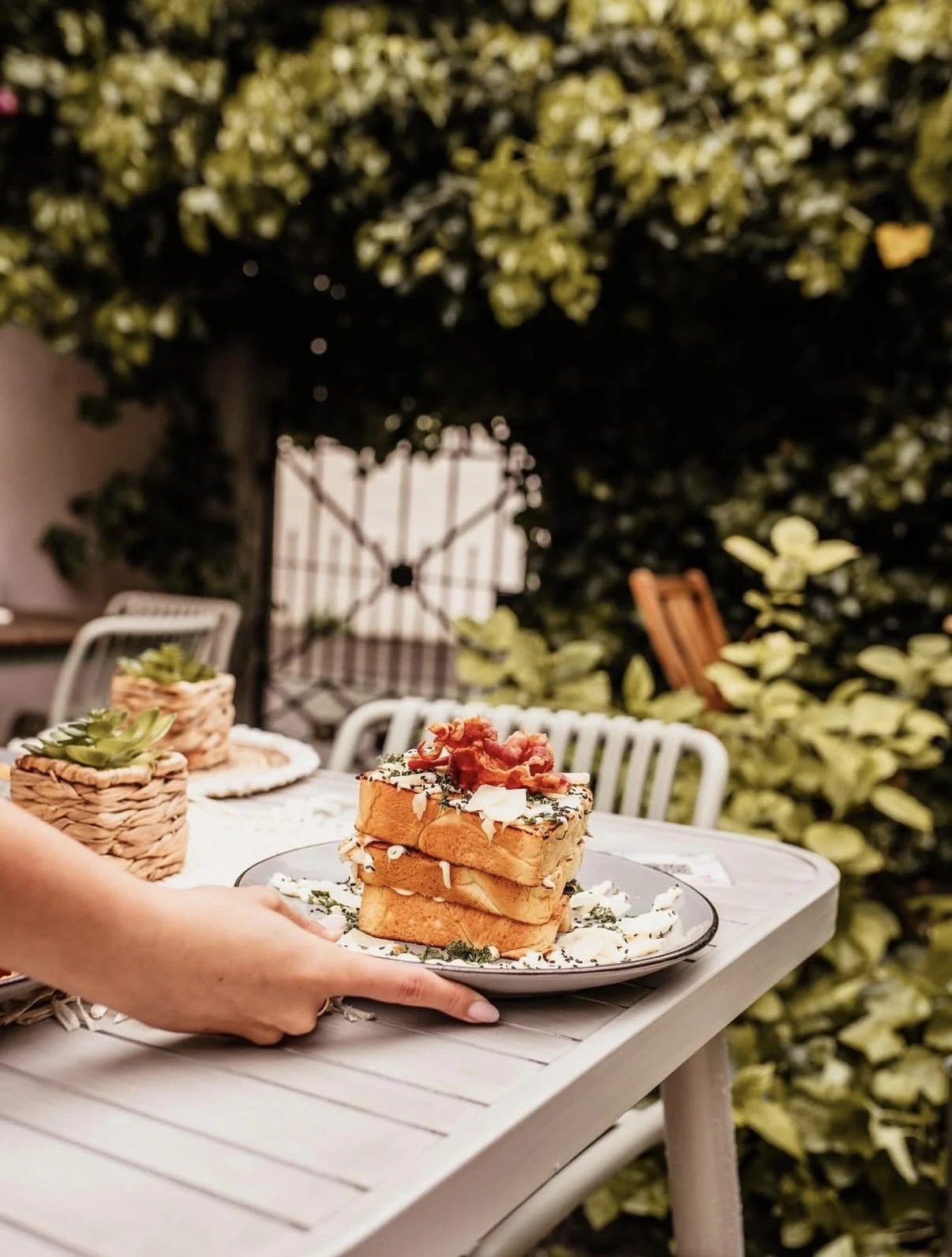 Egg Drop wird beim Frühstück im Bloggers Konstanz an den Tisch gestellt